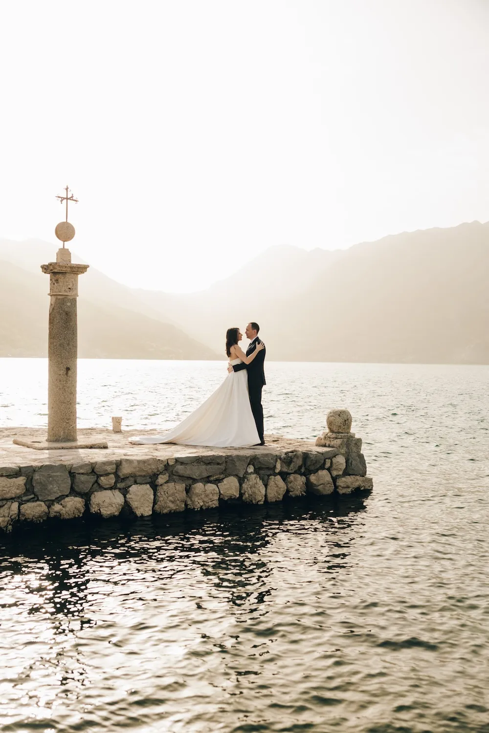 wedding couple posing next to lighthouse